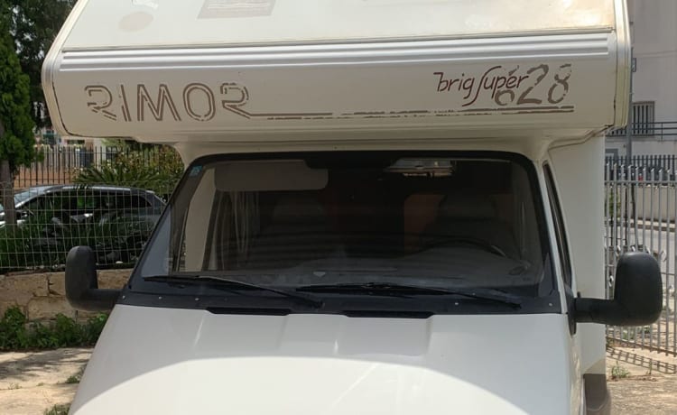 Simone – Camper Fiat Ducato Riviera 7 posti 2.5TDI da 100 € al giorno -  Goboony