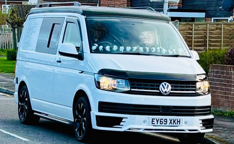 Echo – 4-persoons 2020 T6 VW Camper met hoge specificaties inc. WiFi, tv, toilet, gratis verzekering