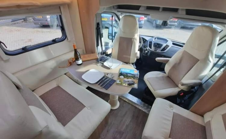 Twee airco's. Rijdt erg comfortabel – Luxuriously furnished Roller team with length beds. 2.10 m headroom.