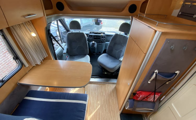 Compact and fully equipped Ford Hymer 522 Campervan