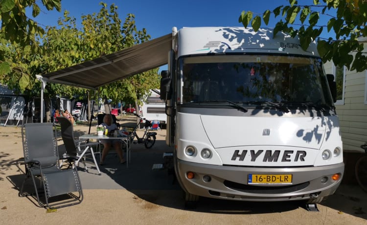 B574 met dubbele bodem  – 4p Top Hymer with good French beds