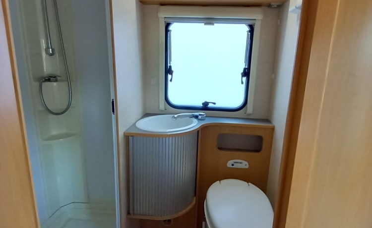 Camper familiare con garage XL e un'accogliente area salotto! (6 persone)