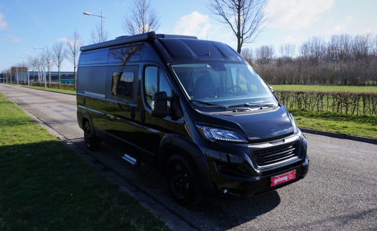 Zomer avontuur met deze all black edition Tourne Mobil camper.