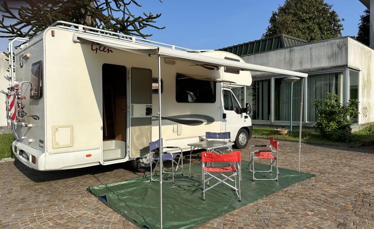 JoyRider – Camper with sloping ceilings for 7 people