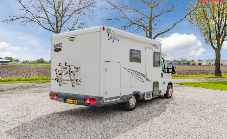 Neat 3-person camper, XXL garage, reversing camera, air conditioning