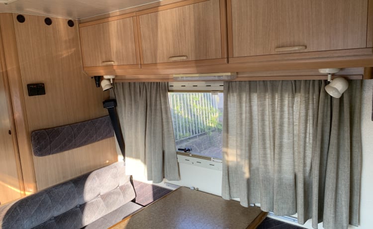 Spacious, neat 1980s family camper - well maintained