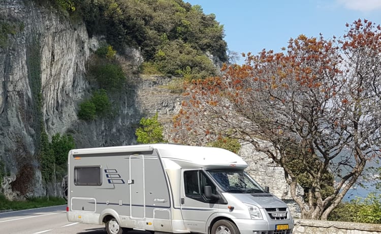 Camper – Hymer Wohnmobil, 2 Personen, komplett ausgestattet