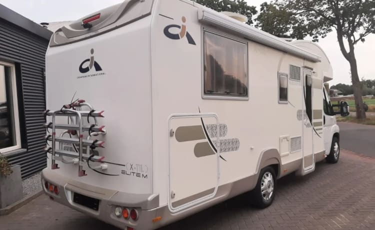 CI X-TIL – Hele luxe 4 persoons camper met queensbed en hefbed, veel bergruimte