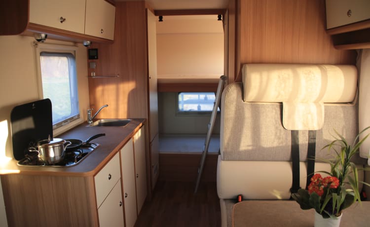 Spacious alcove mobile home with 6 seats/sleeps