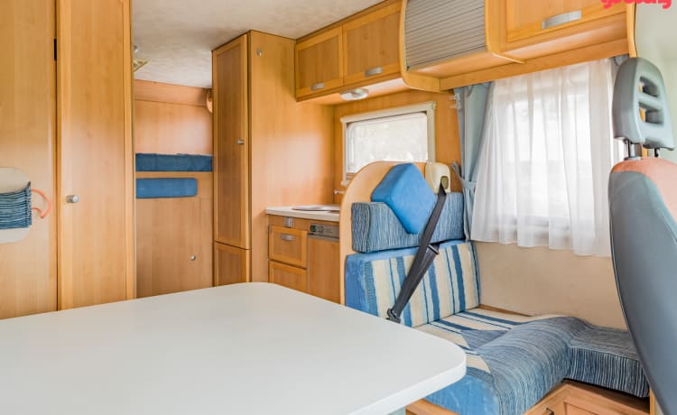 Neat 3-person camper, XXL garage, reversing camera, air conditioning