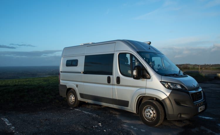 Ozzy – Stijlvolle nieuw ingerichte 3 persoons MWB camper 2016 Peugeot Boxer