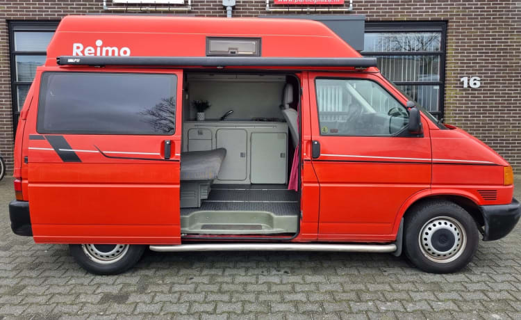 Ferrari onder de Volkswagens – 2p Volkswagen bus uit 2001