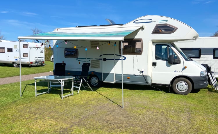 6p Camping-car familial spacieux | Lit superposé, climatisation, panneaux solaires, garage