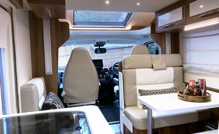 VIP 6 berth, 6 seatbelts – Huisdieren ✅, WiFi, 2 tv's, fietsen ✅, tafel en stoelen