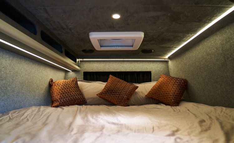 THUNDER – Stunning 2022 Luxury VW Crafter sleeps 4 - Liverpool