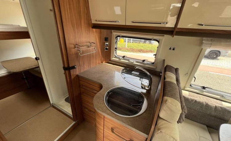 Lady Woodpecker – Luxuriöser Familiencamper für 5 Personen mit Etagenbett und Hubbett für 2 Personen.