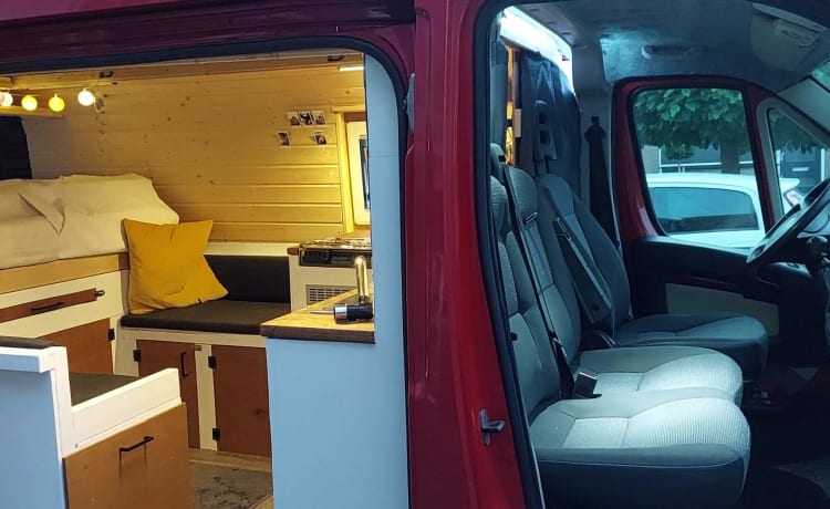 TheRedBoxCamper – 2p Peugeot campervan uit 2012