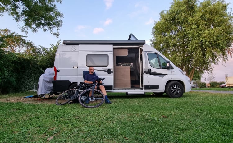 Globus – Well-equipped, cozy bus camper with a unique view