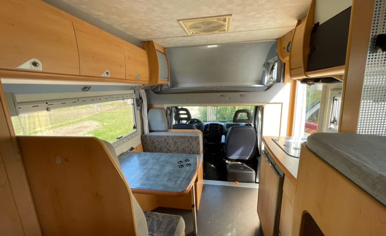 6-person Fiat with bunk bed, air conditioning, solar panels