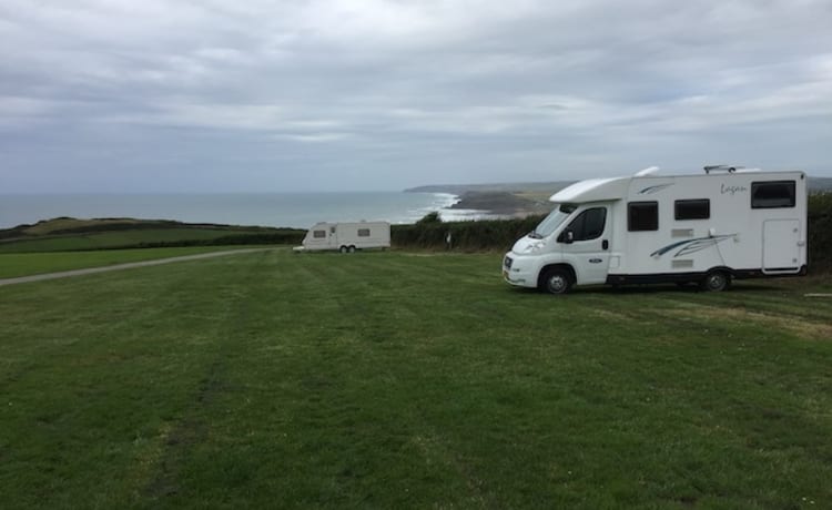 Vivez une aventure dans notre spacieux camping-car pour deux personnes.