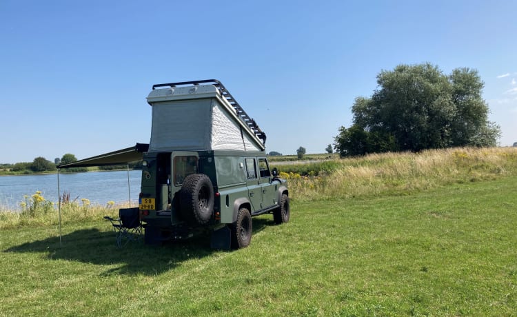 2p Land Rover Defender camper with lifting roof