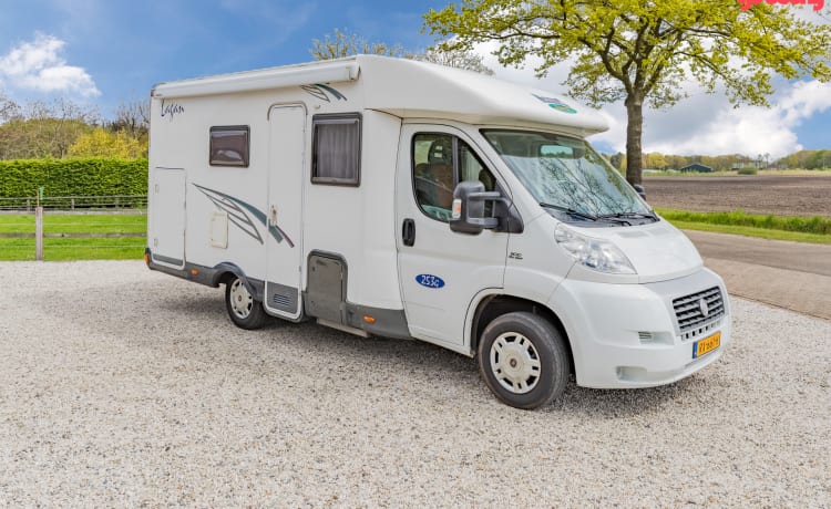 Neat 3-person camper, XXL garage, reversing camera, air conditioning