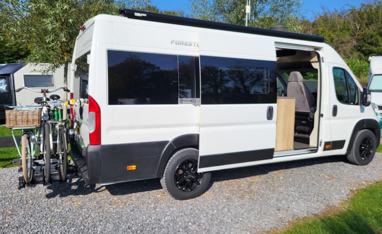 Camperbus avontuurlijke familiecamper 4 personen