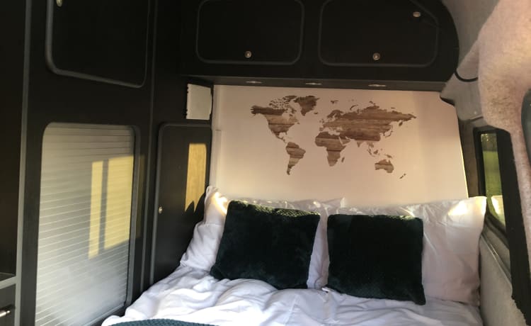 CONRAD – LUXURY OFF-GRID CAMPERVAN