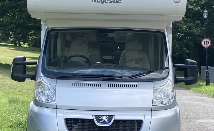 Elvis  – 2012 Elddis Majestic 100 met 4 slaapplaatsen