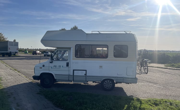 Kempie – 2p Peugeot alcove uit 1990