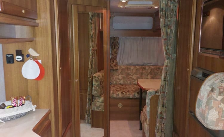 EvEn – Comfortable motorhome with 7 travel seats and 7 sleeping places,