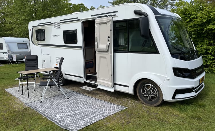 Zeer nieuwe en luxe 4 persoons integraal camper Weinsberg CaraCore 650 MEG