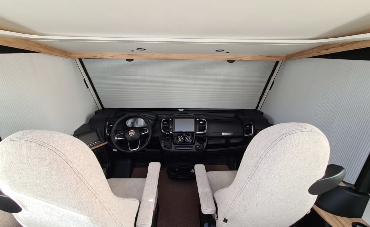 Schiff – Fully equipped luxury vehicle for up to 4 people, permitted total weight 4.4t