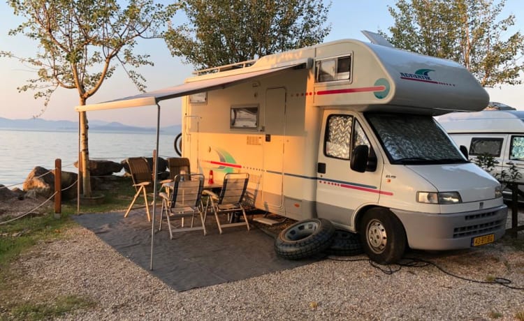 Camper alcova spazioso e confortevole