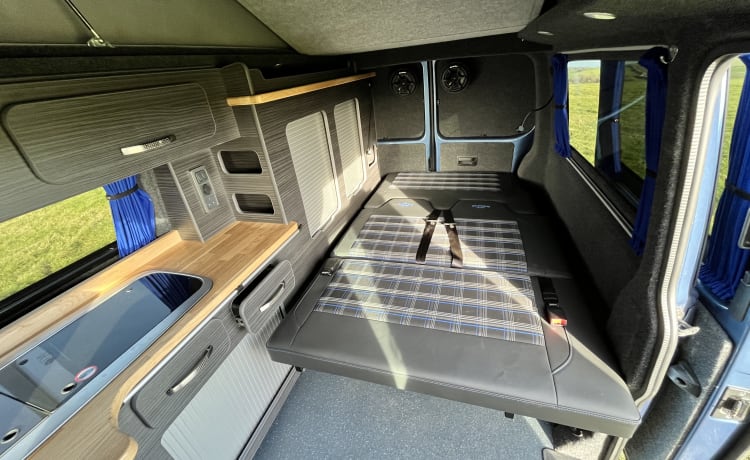 Charlie – Nieuw omgebouwde VW automatische camper met lange wielbasis