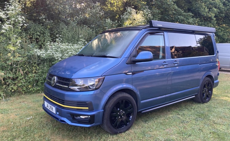 Buzz the Adventure Wagon – VW T6 Campervan mit 4 Schlafplätzen