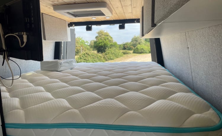 Arthur – Luxuriöser VW Crafter Expedition Campervan „Arthur“ mit Aufstelldach für 4 Personen