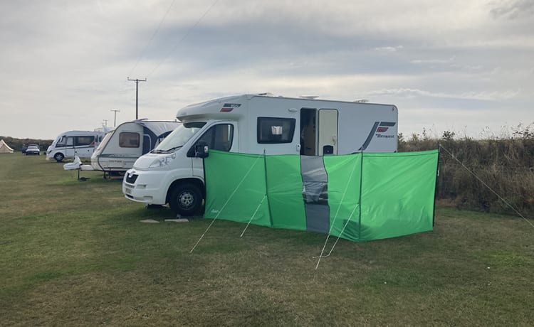 Eddie – Easy from Heathrow & C. London. Caravan park or Off-grid. Wifi included  