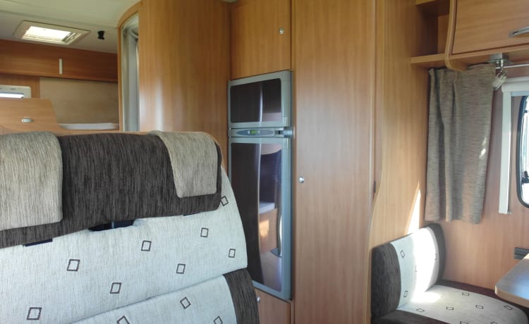 Bella famiglia camper Chausson Flash 15