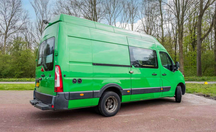 Renault Master met groot bed en grote garage, zonnepanelen, douche, koelkast, kachel etc!  – Off-grid camper van, automatic and fully equipped!