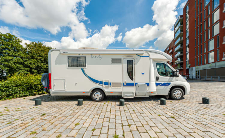 McJaCe – camping-car richement équipé pour 2 personnes avec douche et toilettes séparées