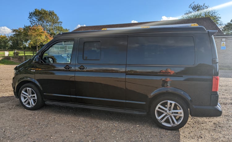 Black Beauty – 4 berth 4WD Automatic VW Transporter