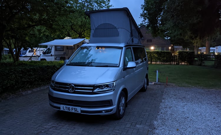 Rocky California  – Autobus Volkswagen California Ocean a 4 posti letto del 2016