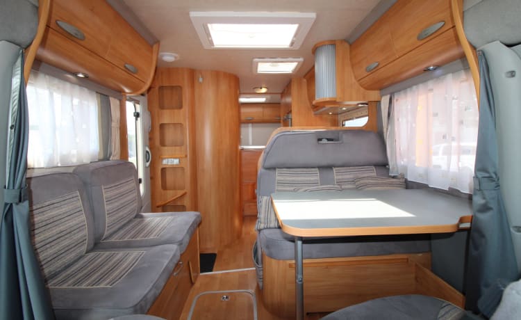 LUXURY 2-PERSON CAMPER FOR RENT