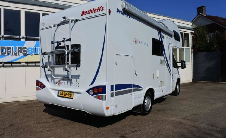 Widely equipped 4p Fiat Dethleffs with double bed, bunk bed.