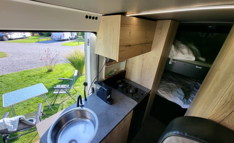 Camperbus avontuurlijke familiecamper 4 personen