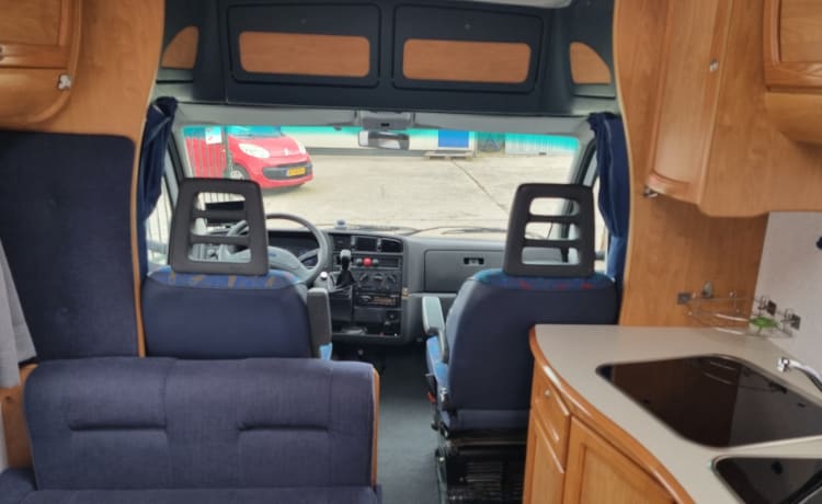 A LOUER Camping-car semi-intégré Chausson 4/6 pers pour vos vacances au top