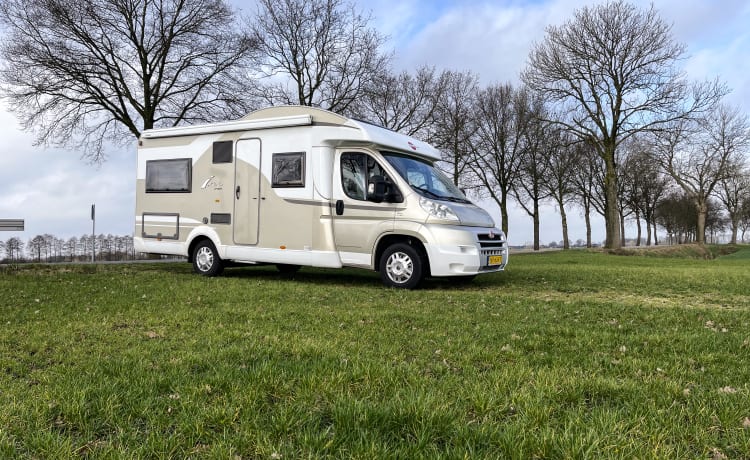 Golden Bürstner - Luxe 4 pers. camper met vast Frans bed en een hefbed