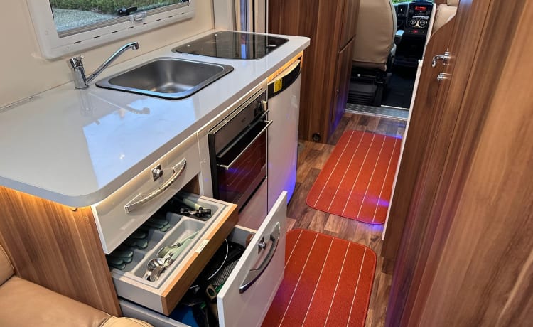 Charlie  –  Charlie Luxurious and modern 5 berth Roller Team