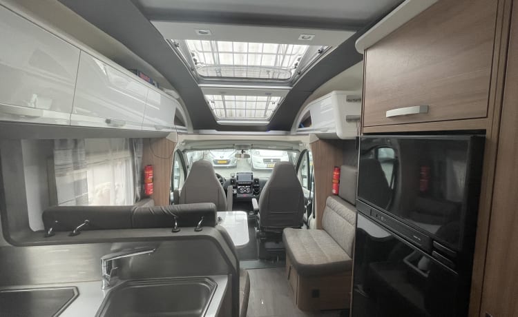 Pretty Easy Going – Luxury Adria Coral Supreme 670 SLT Fiat 6 2.3 150 hp, automatic